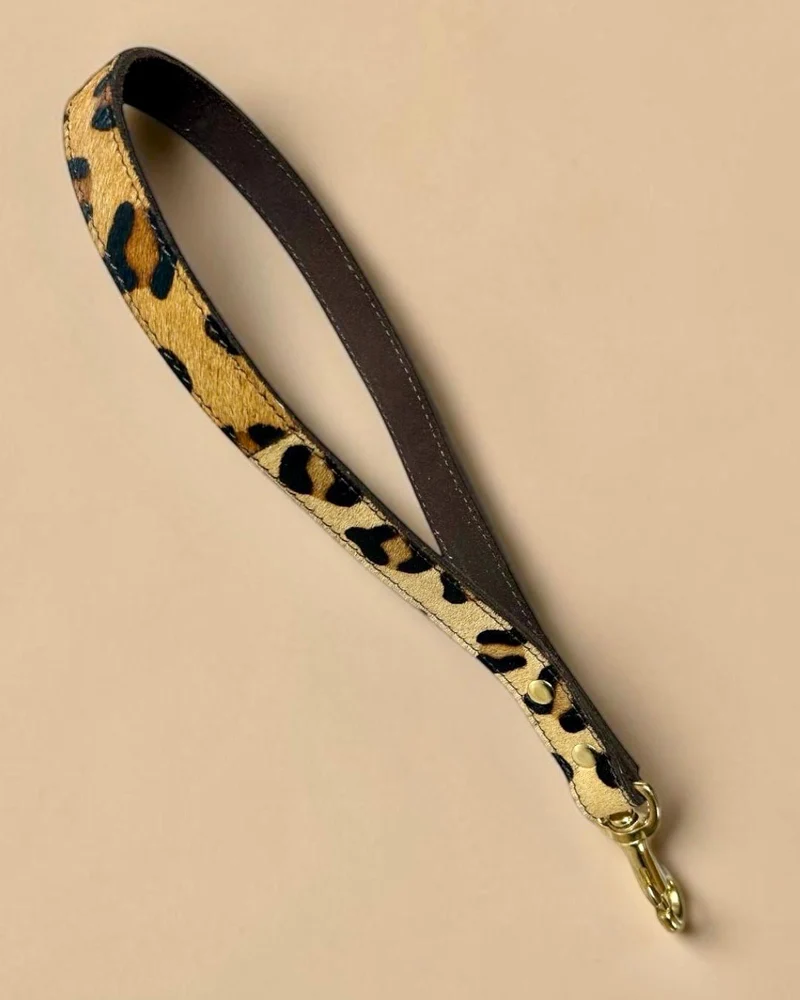 Leo Kurzführer aus Leder mit Messingbeschlägen – 30 cm