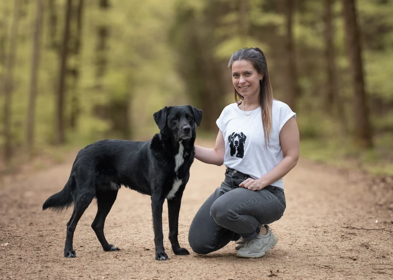 Personalisiertes Hundeshirt mit Stickmotiv