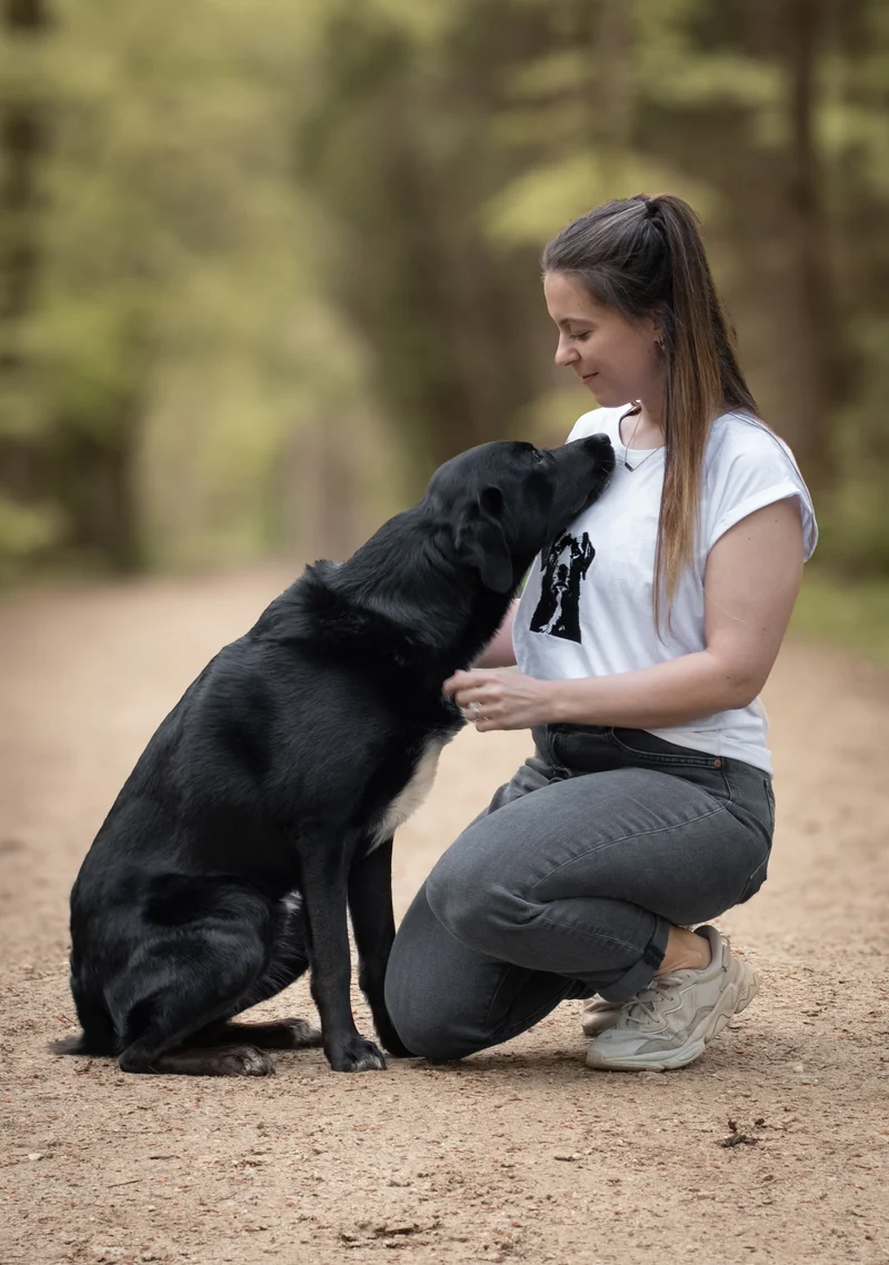 Personalisiertes Hundeshirt mit Stickmotiv