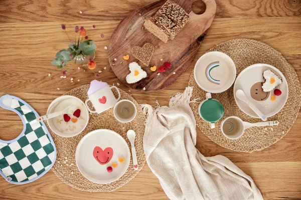 Kindergeschirr Set (Teller - Schüssel - Becher - Löffel) - Happy Rascals, Herz - Lässig