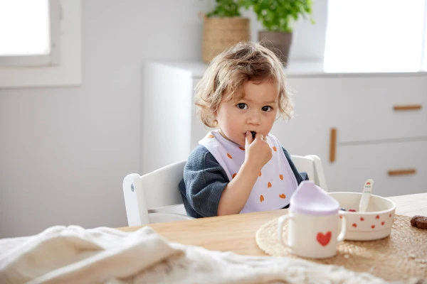 Kindergeschirr Set (Teller - Schüssel - Becher - Löffel) - Happy Rascals, Herz - Lässig