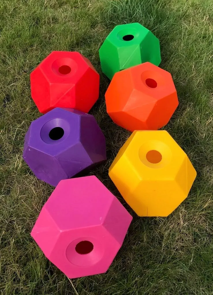 Gioco e alimentazione con la palla per le leccornie