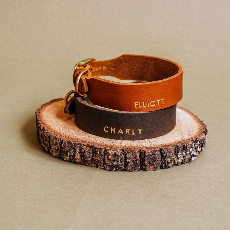 Personalisierbares Lederhalsband mit Name | Cognac