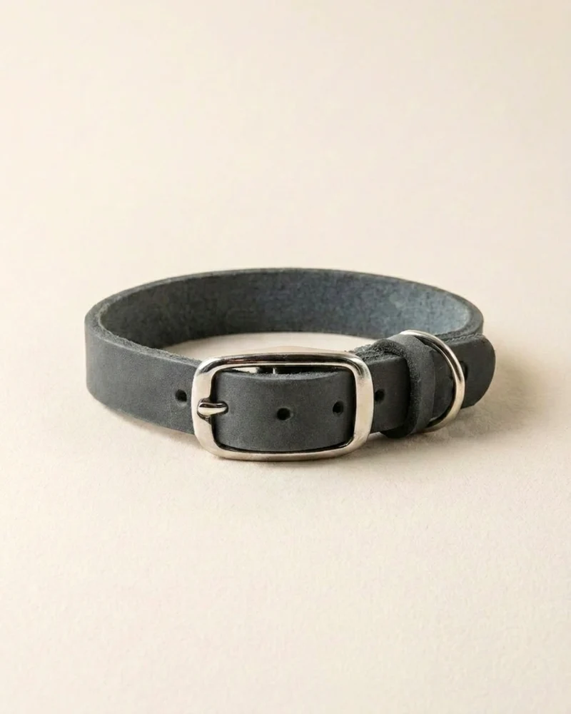 Schmales Lederhalsband in Steingrau