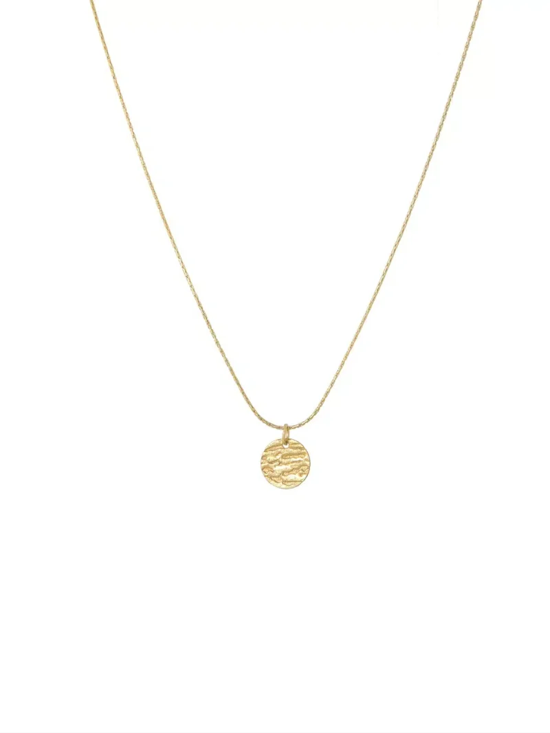 Goldene Halskette mit fein gehämmertem Münzanhänger