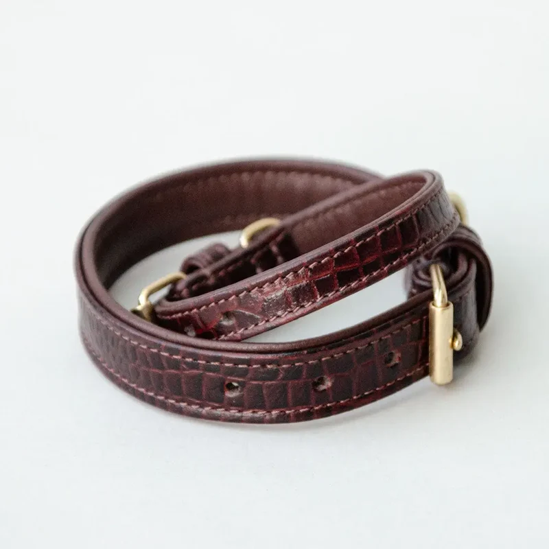 Gepolstertes Lederhalsband in Kroko-Optik