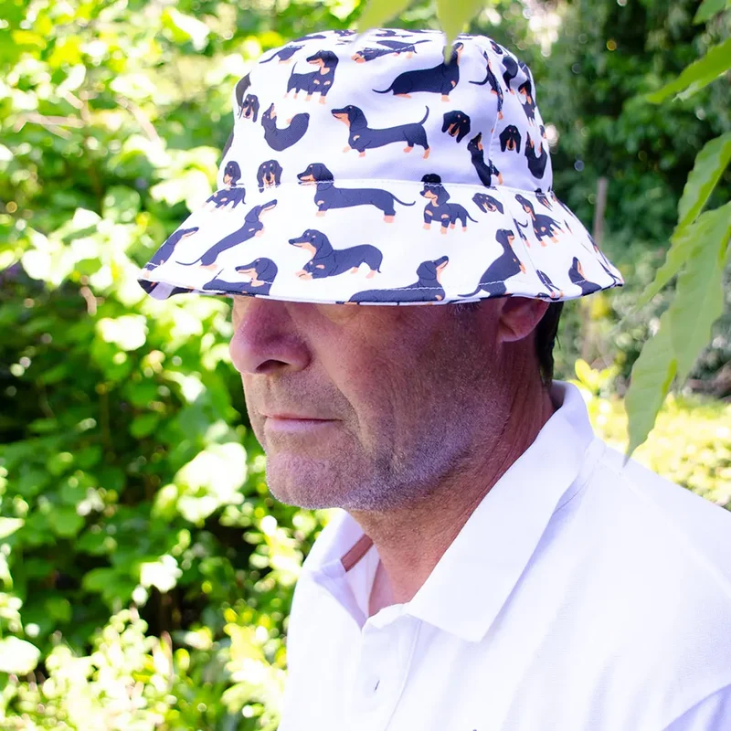 "Happy Hat" mit Hundemotiven