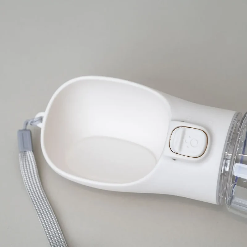 Tragbare Trinkwasserflasche für Hunde „Bevendo” - white