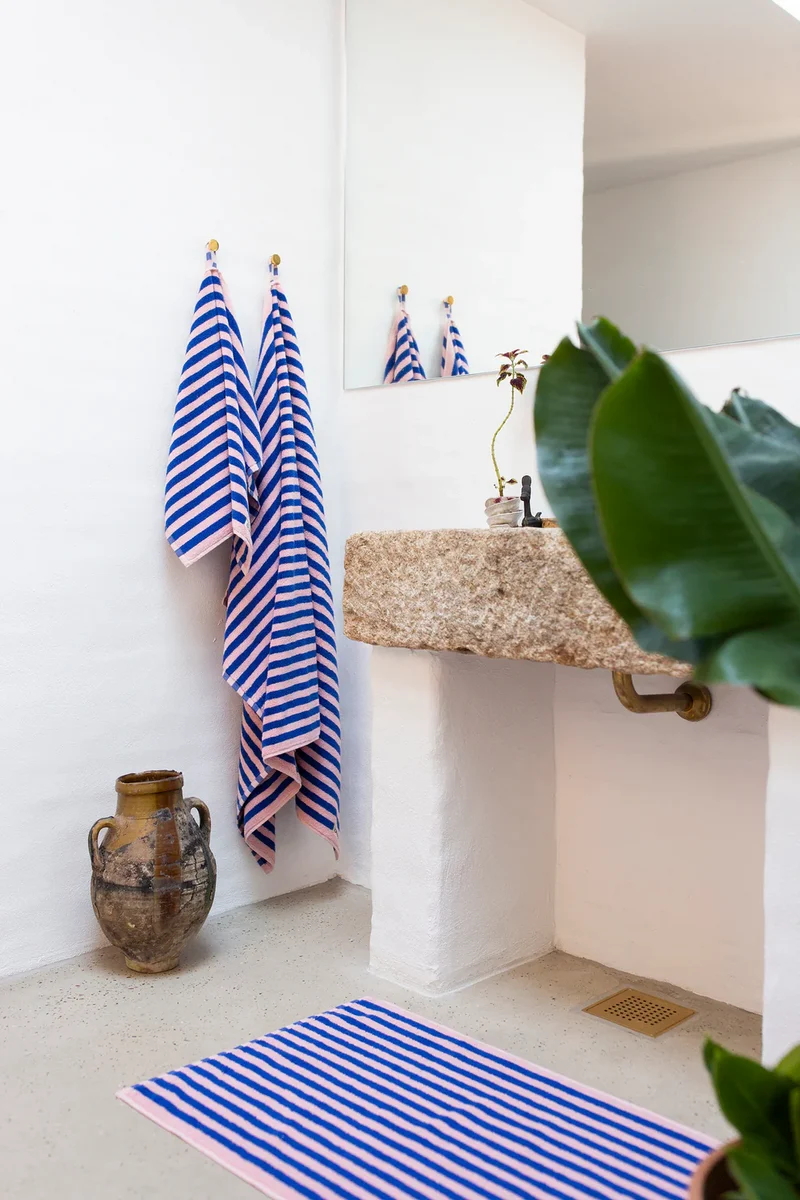 Badetuch „Naram“ in schillerndem Blau und Rosa