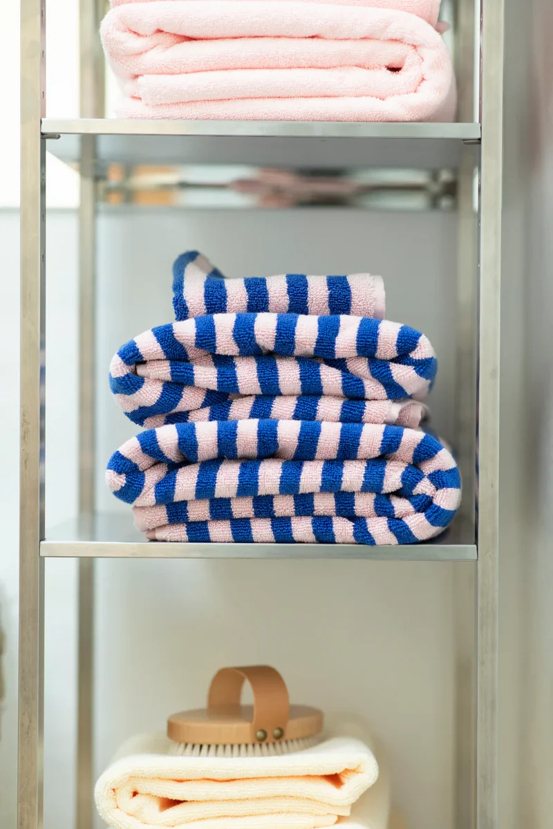 Badetuch „Naram“ in schillerndem Blau und Rosa