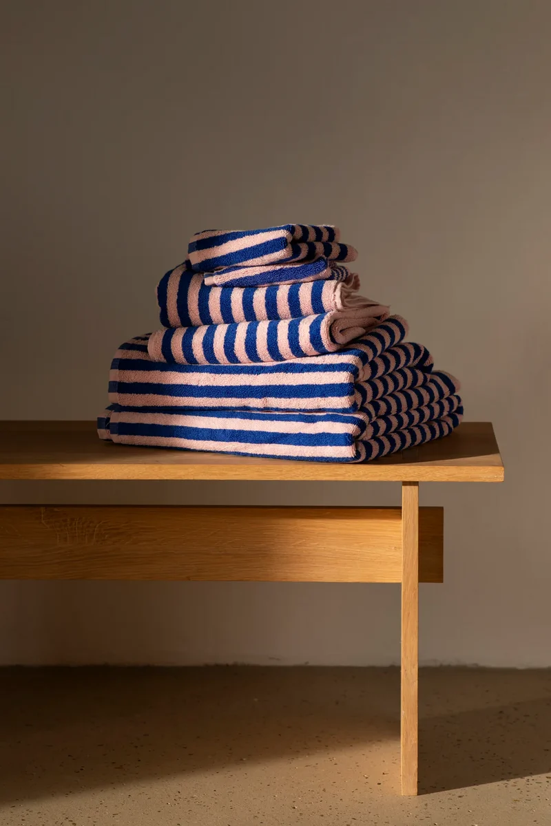 Badetuch „Naram“ in schillerndem Blau und Rosa