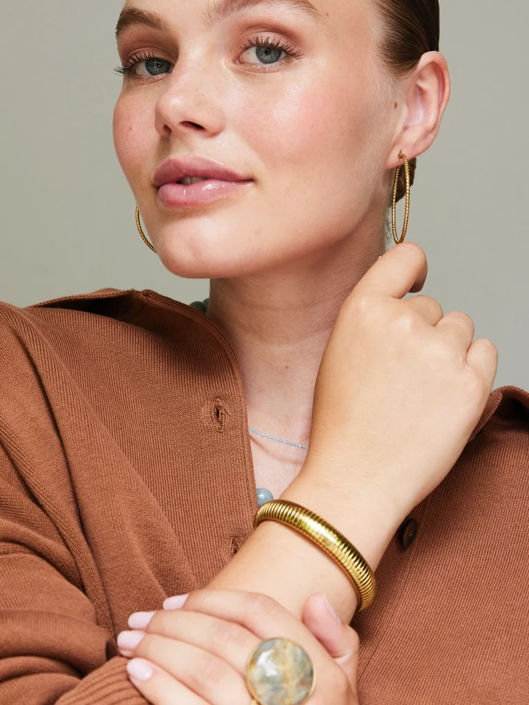 Kleines rundes goldenes Armband