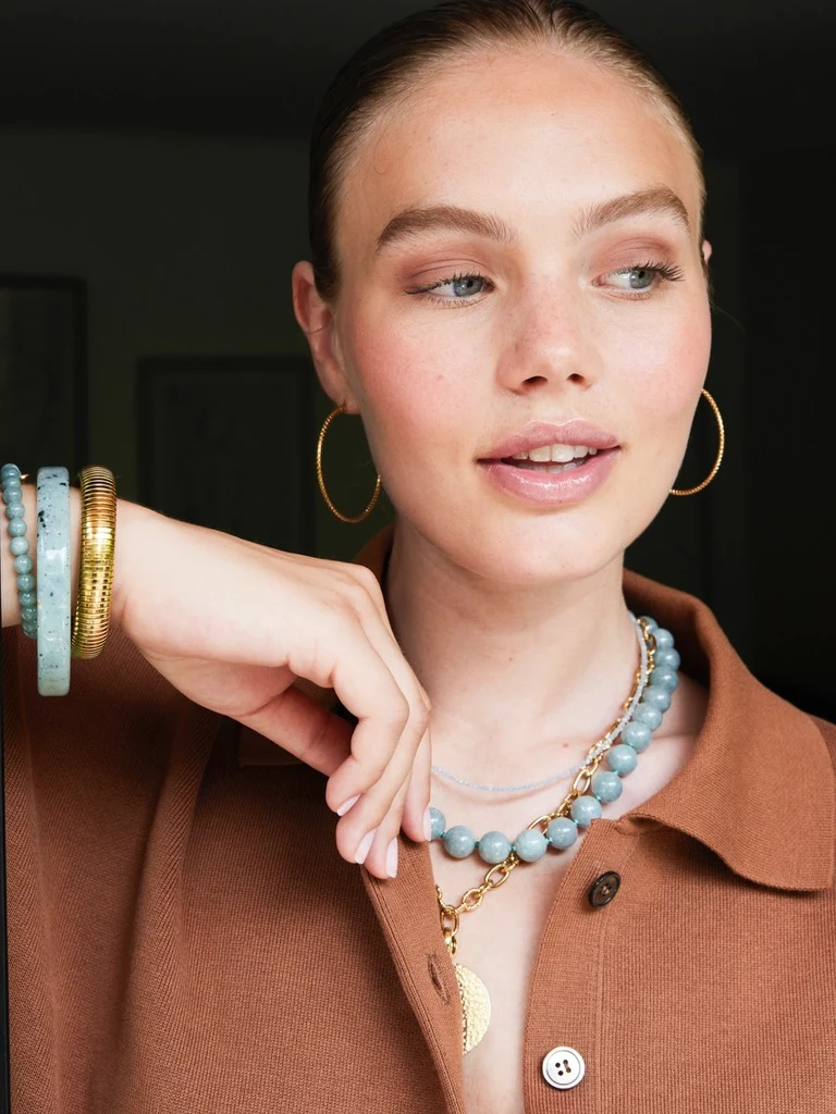 Kleines rundes goldenes Armband