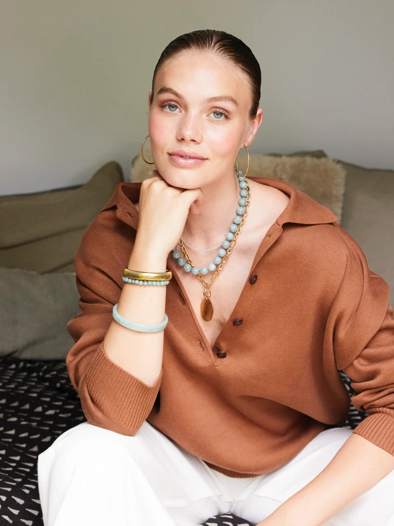 Kleines rundes goldenes Armband