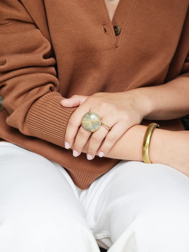Kleines rundes goldenes Armband