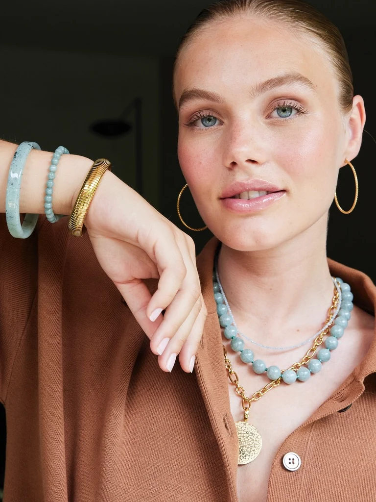 Kleines rundes goldenes Armband