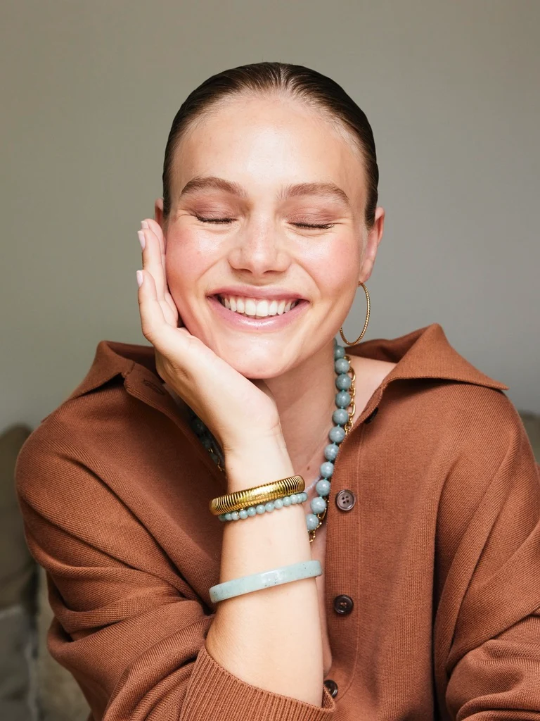 Kleines rundes goldenes Armband